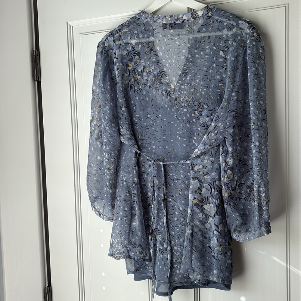 Apt. 9 Women's Blue Floral Blouse size large - Picture 4 of 5